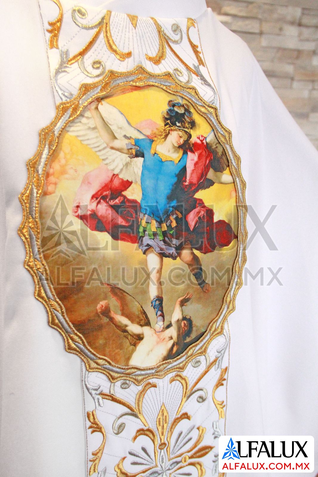 30 SAN MIGUEL Alfalux Casulla Central Blanco Medallon Impreso 2026 (4)